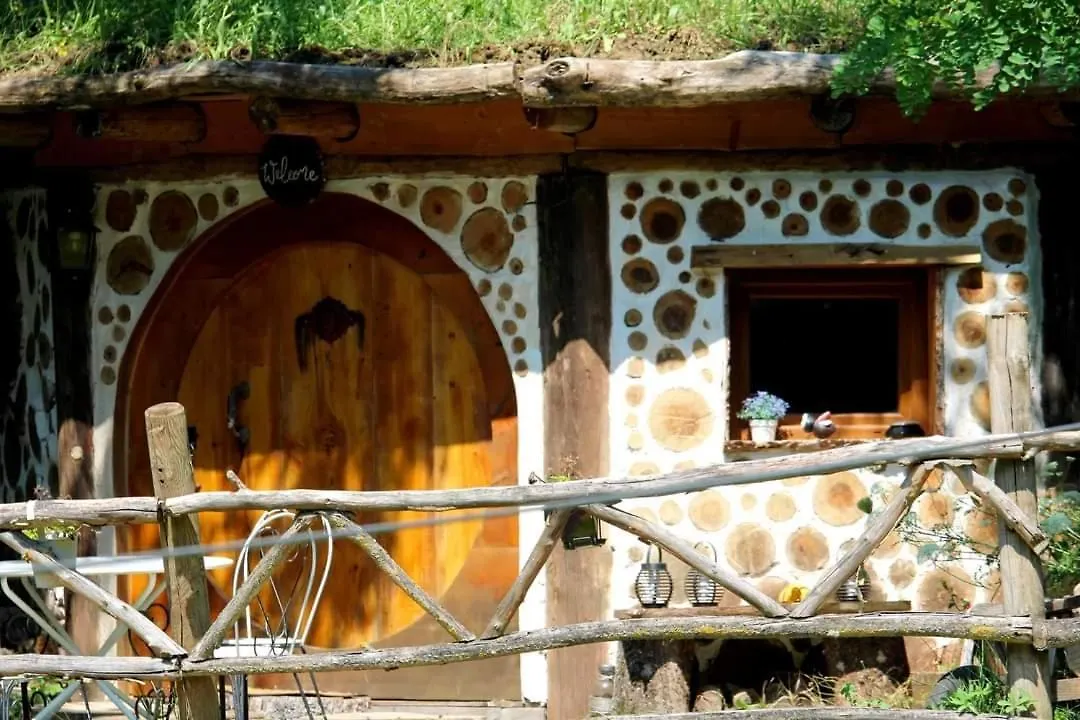 Cabane De Hobbit Pour Famille Le Monastere